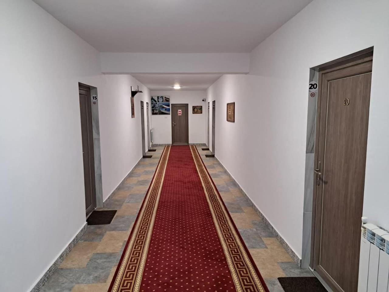 Hotel Royal Castle à Pascani Extérieur photo